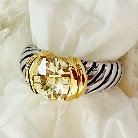 Lady’s ring w/yellow gemstone - Picture 1 of 5